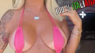 Un costume rosa maiala per Christie Dom CentoXCento Streaming
